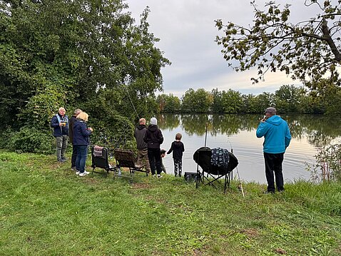 Alle sind gespannt, was diesmal an der Angel hängt
